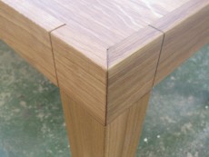 Jídelní stůl Komfort - detail spoje nohy a stolové desky