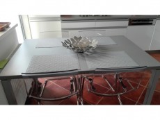Jídelní stůl - kovová podnož - stolová deska laminát